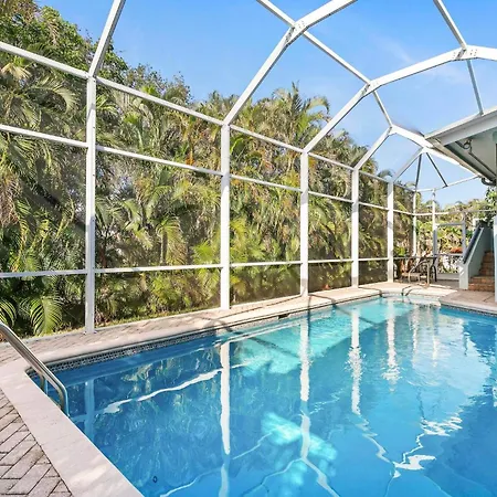 Walk To The Beach & Everywhere! Private Pool!